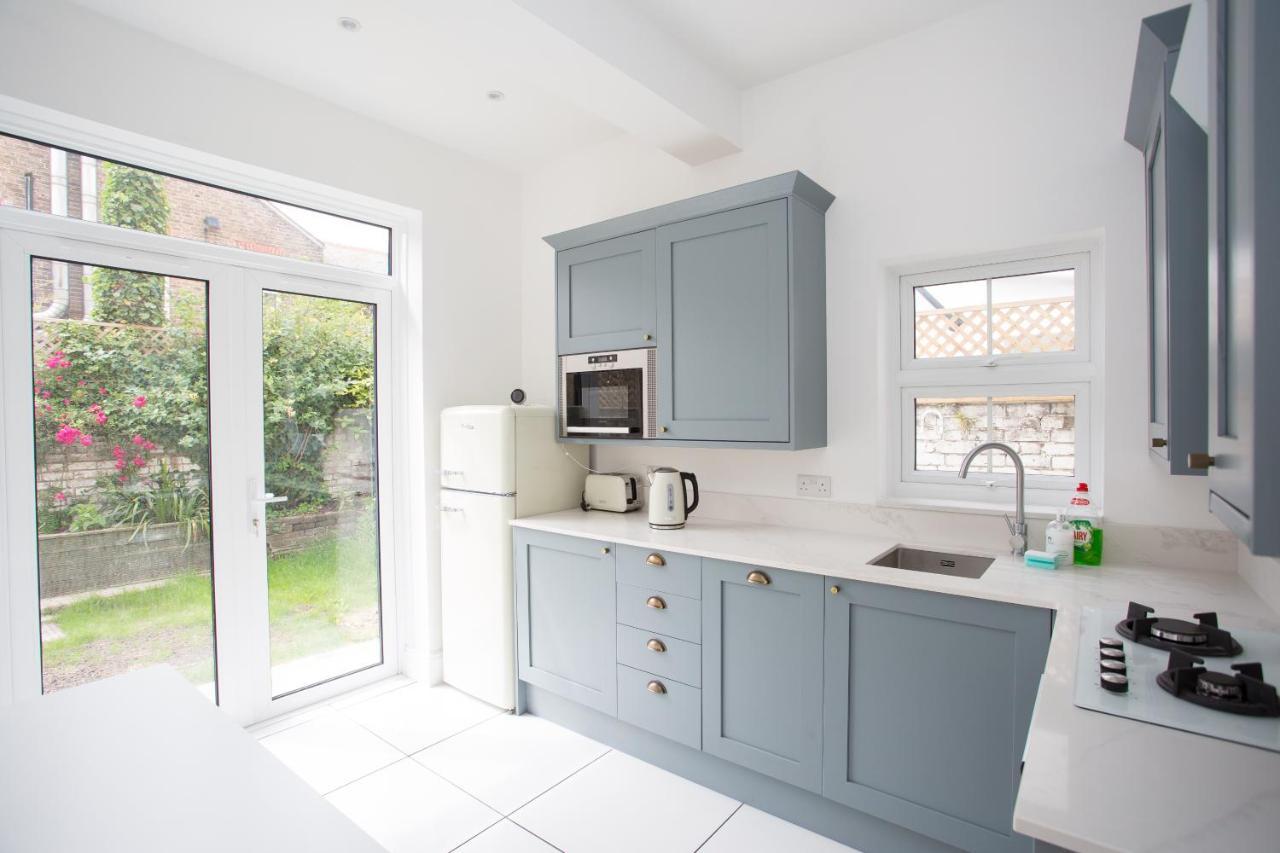 Elegant York House - On A Beach Road, Sleeps 12, With Sea Views Worthing Pokój zdjęcie
