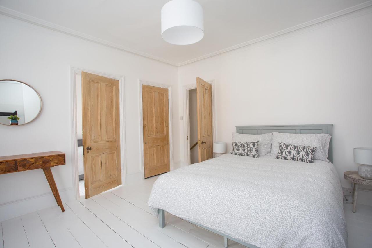 Elegant York House - On A Beach Road, Sleeps 12, With Sea Views Worthing Pokój zdjęcie